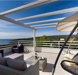 3 Bedroom Villa with Pool, Terrace and Sea Views near Vinisce, Sleeps 7